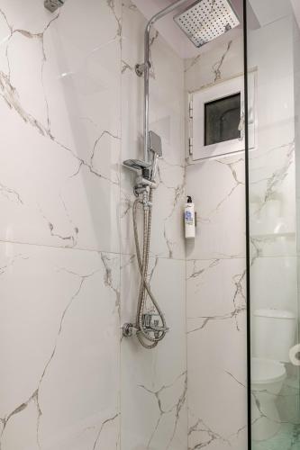 Bilik mandi di Kourti Residence