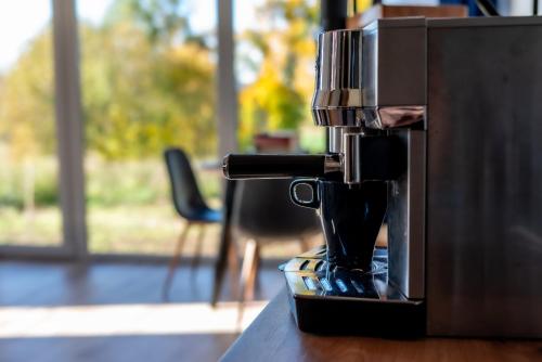 a coffee maker sitting on top of a table at Ptasi Śpiew in Grzędy