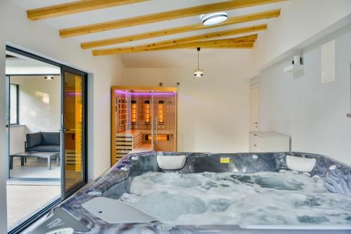 een badkamer met een bad met 2 stoelen bij House MaLa in Senj