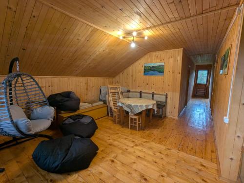 NikortsmindaGuest house in Nikortsminda Racha的小屋内客房的顶部景色
