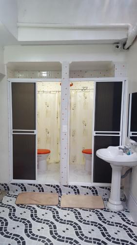 a bathroom with a sink and a toilet and a sink at Casa Villavicencio in Villavicencio