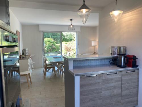 une cuisine avec un comptoir et une salle à manger dans l'établissement Villa Fouesnant Beg Meil Ty Bigorn 150 m plage et sentiers, à Fouesnant