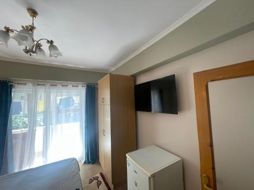 ポグラデツにあるApartament pushim pogradecのベッドと窓のある寝室