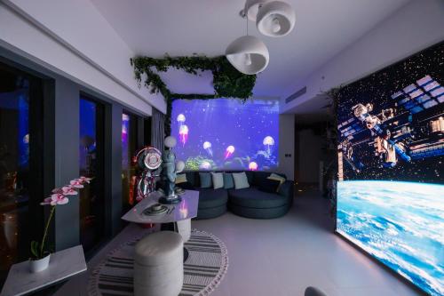 TV a/nebo společenská místnost v ubytování Burj Khalifa View - Burj royale - Downtown - DUBAI 3BR