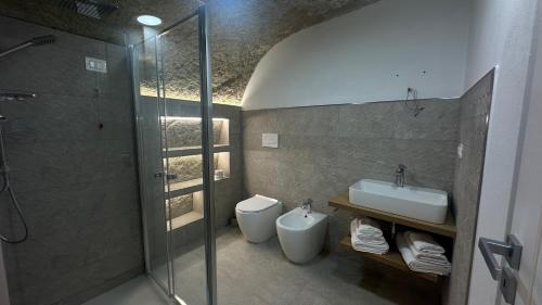 ein Badezimmer mit Dusche, Waschbecken und Toilette in der Unterkunft Tropea Vicoli Storici Adesi in Tropea