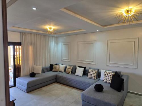 a living room with a couch and two chairs at Luxury appartment avec piscine à la Marina Saidia in Saidia 