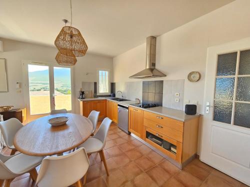 Kuchyň nebo kuchyňský kout v ubytování Belle villa vue mer Pietracorbara Cap Corse