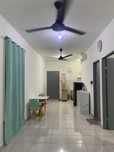 Η κουζίνα ή μικρή κουζίνα στο AiLee Homestay