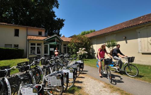 - un groupe de vélos garés devant une maison dans l'établissement Auberge de Jeunesse de Saintes, à Saintes