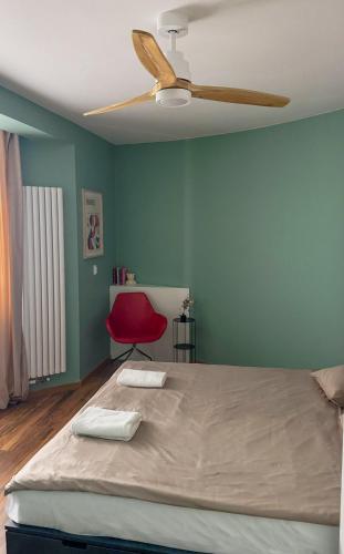 A1 - Kings Big Room - Warsaw City Haven - Shared Bathrooms - self check-in