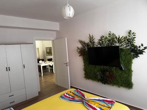 una sala de estar con un televisor en la pared en Valona2025, en Vlorë