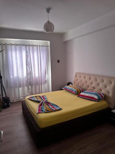 un dormitorio con una cama con dos almohadas encima en Valona2025, en Vlorë
