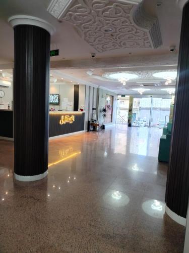 una hall con due grandi colonne in un edificio di روز سيتي للشقق المخدومة a Taif
