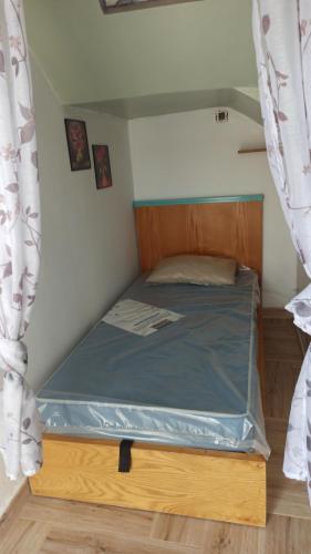 a small bed in a small room with a canopy at Casa Amsa in Amsal