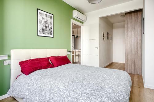 Un dormitorio con una cama grande con almohadas rojas. en Ripamonti - Elegant Suite, en Milán