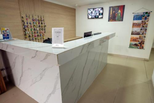 a marble counter in a store with a sign on it at Hotel ITACO in Cartagena de Indias