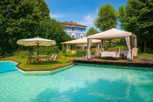 Bazén v ubytování Resort Dei Limoni nebo v jeho okolí