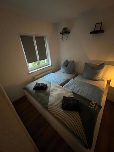 ボルナにあるMevida Ferienwohnungのベッド2台と窓のある寝室