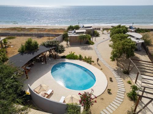 an overhead view of a swimming pool next to the beach at Ribera Del Norte Bungalows in Canoas