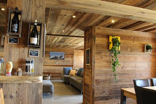 - un bar dans une pièce dotée de murs en bois dans l'établissement Chambres et Tables d'Hôtes Le Choton à Nono - Col du Joly Beaufortain, à Hauteluce