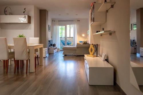 een woonkamer met een tafel en een eetkamer bij Estancia Mar y Montaña in Jávea