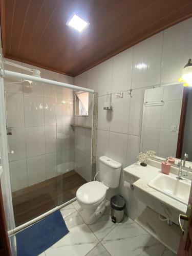 パラチにあるBom Retiro Houseのトイレ、シャワー、洗面台を備えたバスルーム