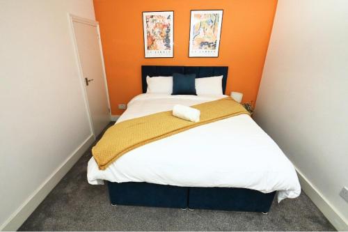 IfieldにあるThe Haven Ten -Trendy Escape -Free WiFi - Parkingのベッドルーム1室(オレンジ色の壁の大型ベッド1台付)