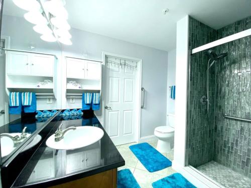 a bathroom with a sink and a shower and a toilet at Avalon, Clearwater in Clearwater