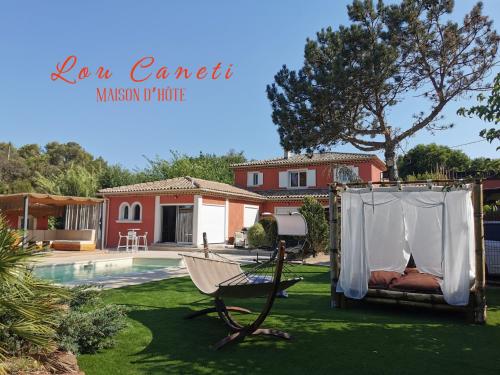 a hammock in a yard next to a house at Chambre Cabanon in Le Cannet-des-Maures