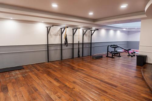 an empty room with a gym with a wooden floor at Departamento 216 - Edificio VILAUT by INMOVE Temporarios in Cordoba