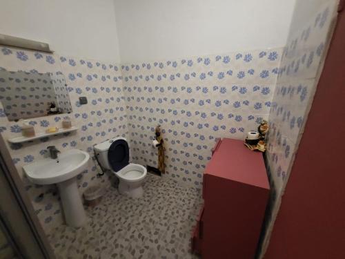 a small bathroom with a toilet and a sink at chic studio - 10 minutes du plateau in Abidjan
