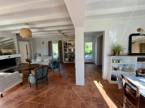 un salon avec un canapé et une table dans l'établissement Kerlou, à Crozon