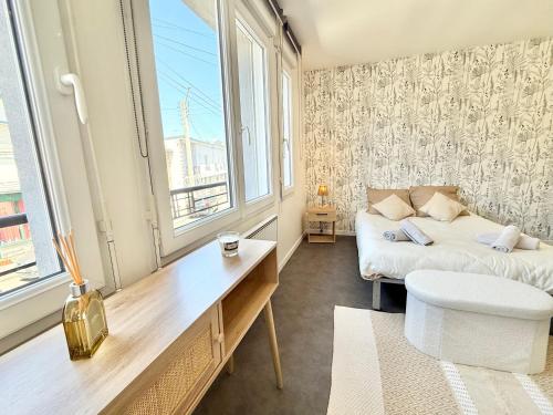 a living room with a bed and a window at Studio des brises centre-ville in Lorient