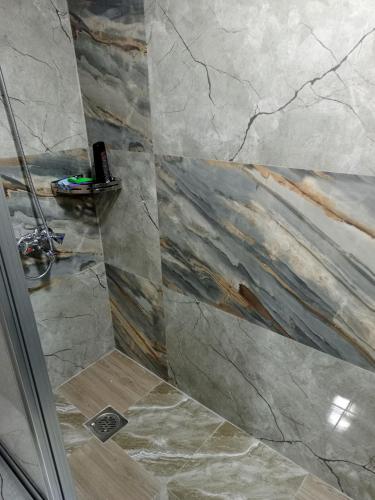 Kamar mandi di Sweetie's Lodge