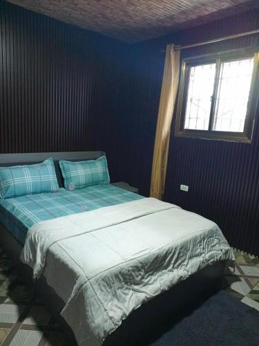 Tempat tidur dalam kamar di Sweetie's Lodge