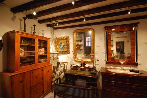 Zimmer mit Holzkommode und Spiegel in der Unterkunft Villa Tuttorotto in Rovinj