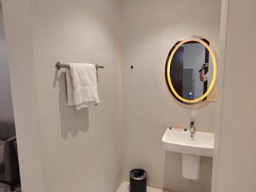 ein Badezimmer mit Waschbecken und Spiegel in der Unterkunft خزامى للشقق المخدومة in Sufan