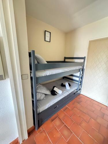 - un lit superposé avec un animal rembourré sur la couchette inférieure dans l'établissement Studio dans résidence, piscine lagon, tennis et aire de jeux, à Fréjus