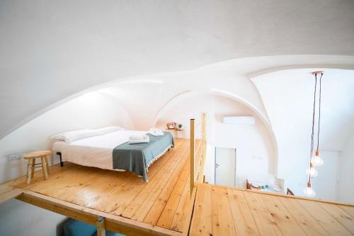 una camera da letto con un letto e un pavimento in legno di Historic Town Center, Parking Nearby a Villa Castelli