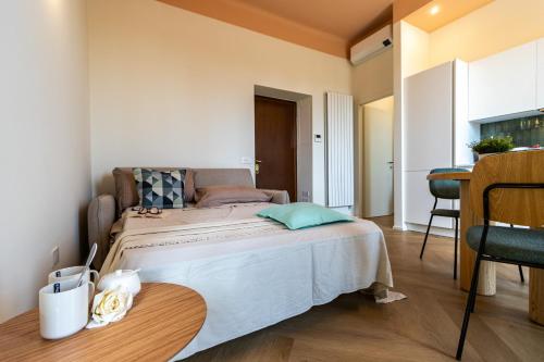 une petite chambre avec un lit et une table dans l'établissement Appartamento Martini Stazione Centrale, à Milan