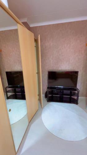 a room with two open doors and a fireplace at Gloryapartement in Roeselare