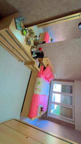a doll house with a room with a window at Gloryapartement in Roeselare