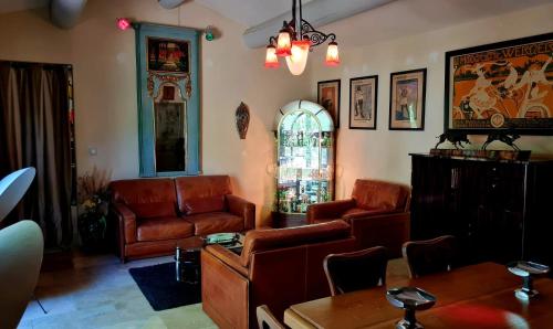 Khu vực ghế ngồi tại Heure Bleue Uzès Villa d'antiquaire 160 m2 Suites et Jardin