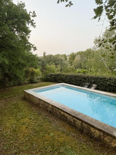 a swimming pool in the yard of a house at Le Pont de L'orme in Malaucène