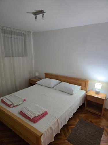 En eller flere senge i et værelse på Apartman Karača