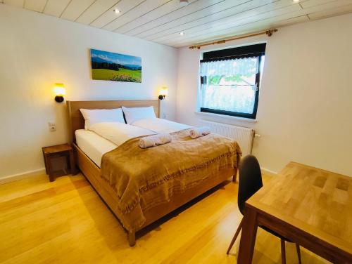 Postel nebo postele na pokoji v ubytování Allpartment Allgäu - Ferienwohnung mit 3 Schlafzimmern & Balkon