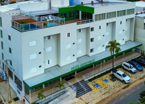 an overhead view of a hotel building with a parking lot at Hotel Greenville by Slim Hotéis in Primavera do Leste