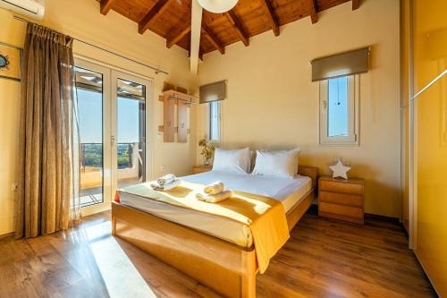 Un dormitorio con una cama y una ventana grande. en Chris Sea View Apt with Hot Tub, en Gouves
