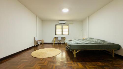 En eller flere senge i et værelse på Creative Bangkok Bed