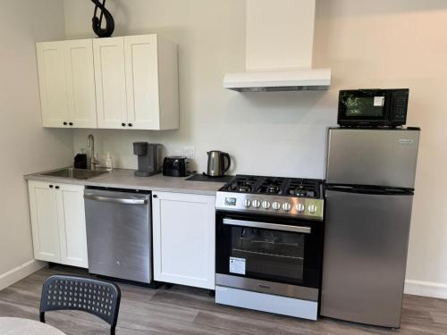 Η κουζίνα ή μικρή κουζίνα στο 199 ONTARIO St